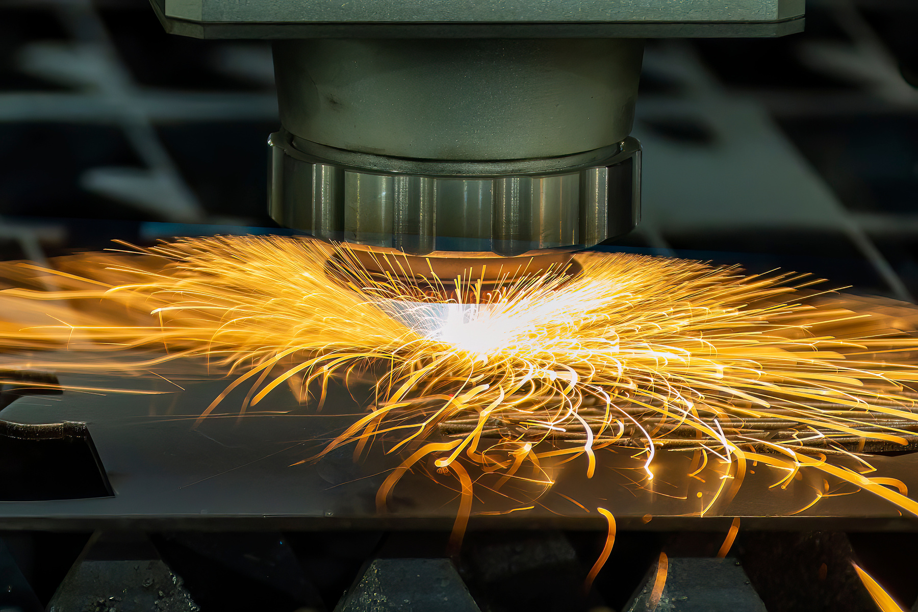The fiber laser cutting machine cutting  machine cut the metal plate.